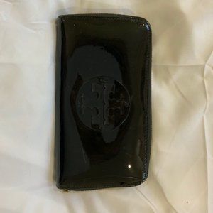 TORY BURCH BLACK PATENT LEATHER WALLET